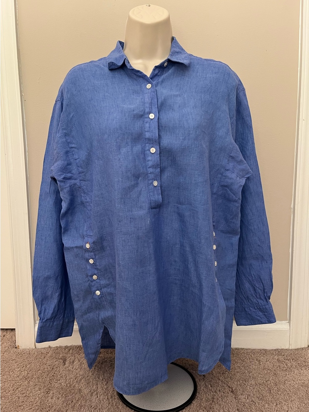 J. McLaughlin Linen Lightweight blue shirt with a relaxed fit